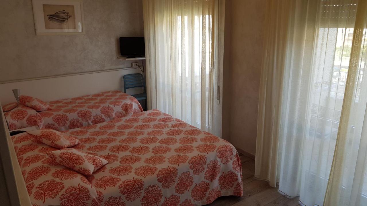 Hotel Enrico アラッシオ エクステリア 写真
